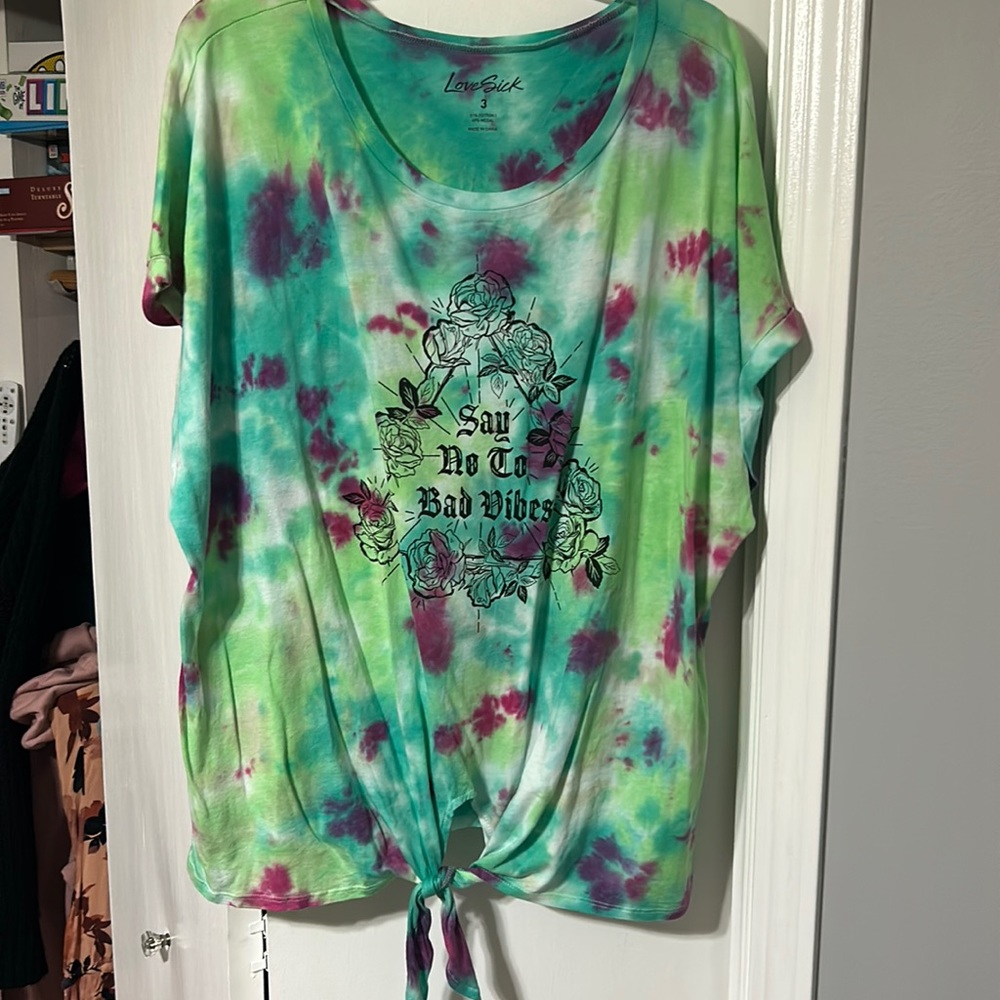 Torrid 3 green/teal/purple tie-dye t-shirt. Cuffed short sleeve Knot tied bottom